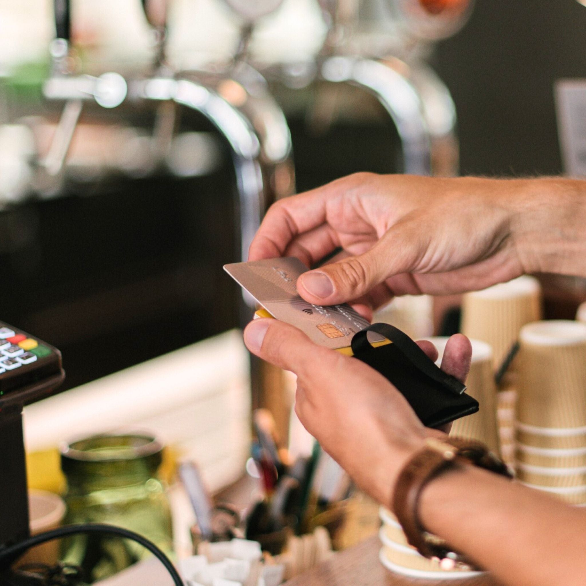Canard Leder Portemonnaie beim kontaktlosen Bezahlen mit Karte an der Kasse