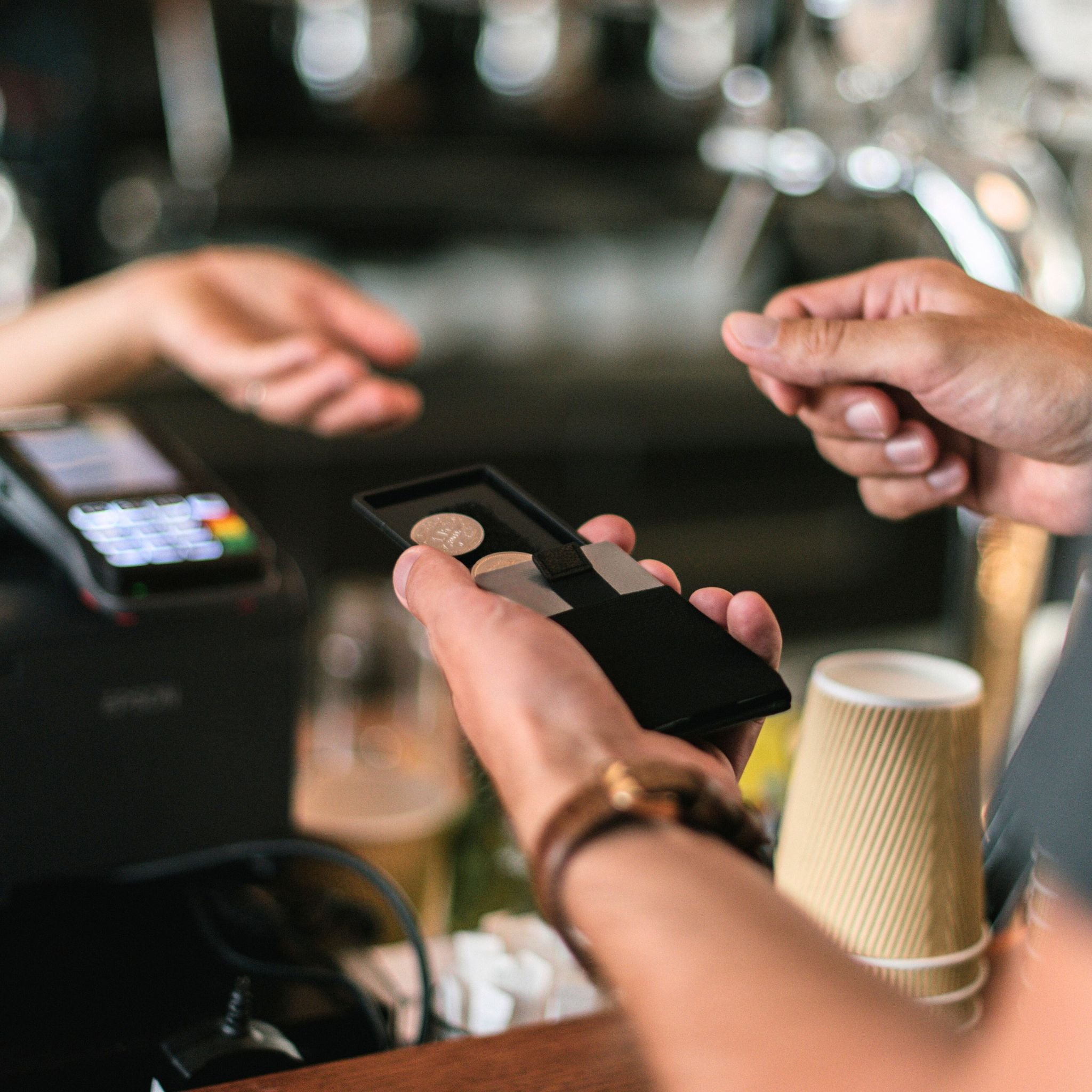 Münzfach des Canard Ultralight Pro Portemonnaies bei Barzahlung im Café